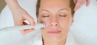 Trattamento dermatofunzionale per ringiovanimento cutaneo con tecar terapia