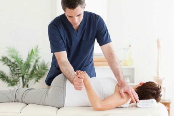 Seduta di osteopatia presso FisioCenter a Roccella Ionica con il Dott. Domenico Carnà